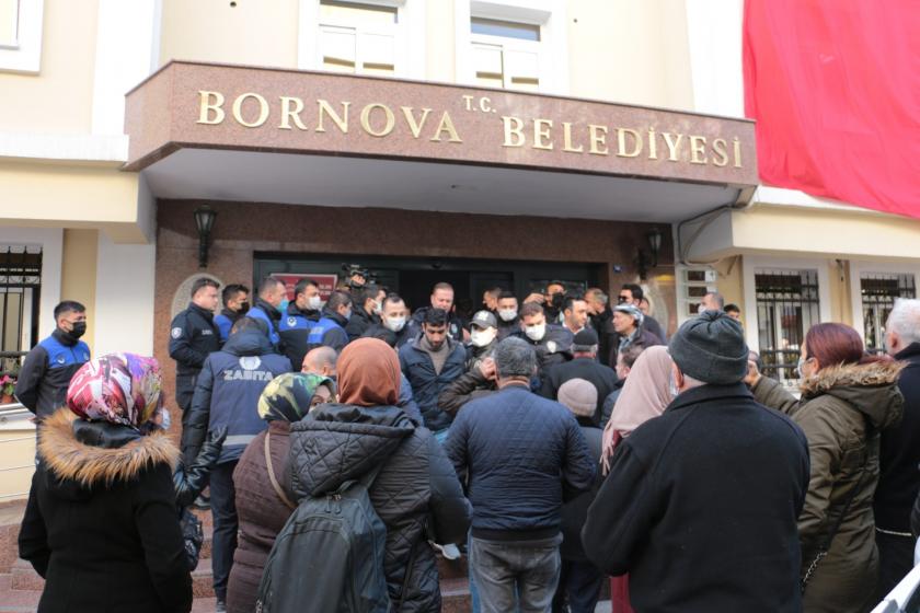 Bornova belediyesi önünde toplanan kalabalık