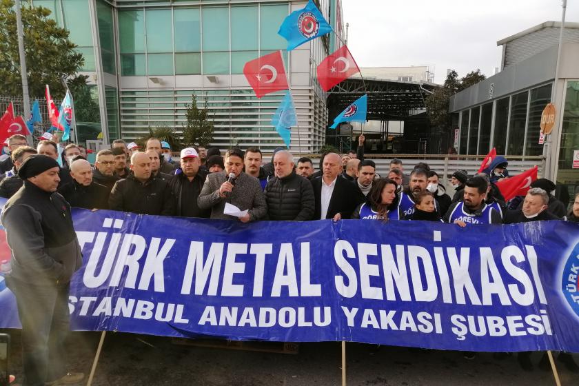 Türk Metal Sendikası pankartı arkasında kalabalık açıklama