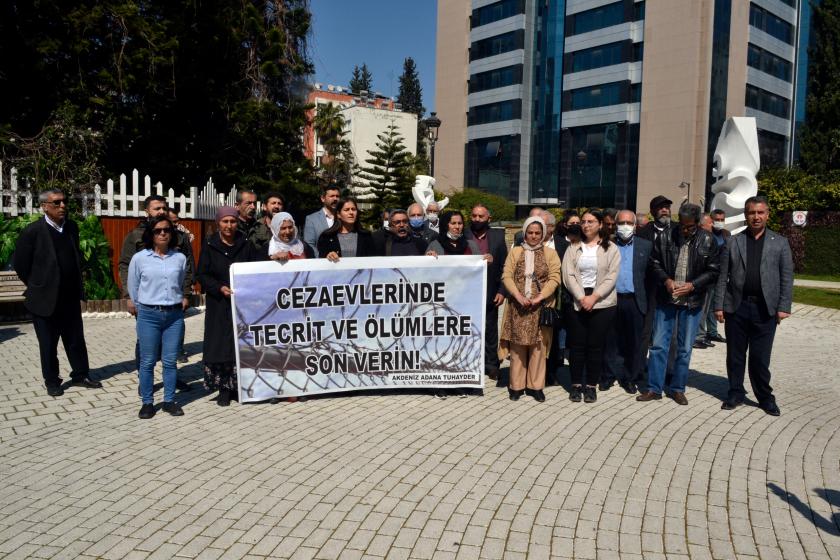 Adana'da TUHAYDER'in basın açıklamasından bir fotoğraf.