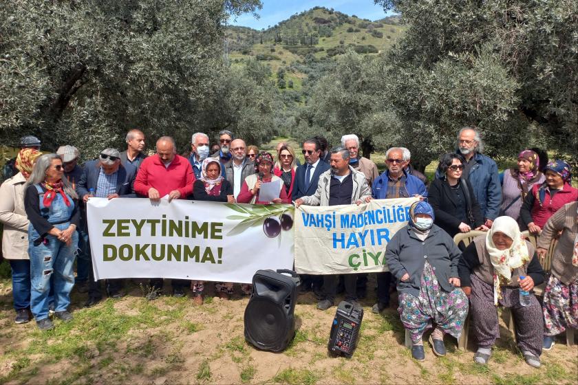 Aydın Kızılcaköy halkının maden yönetmeliğinde yapılan değişikliği protesto ettikleri eylemden bir fotoğraf.