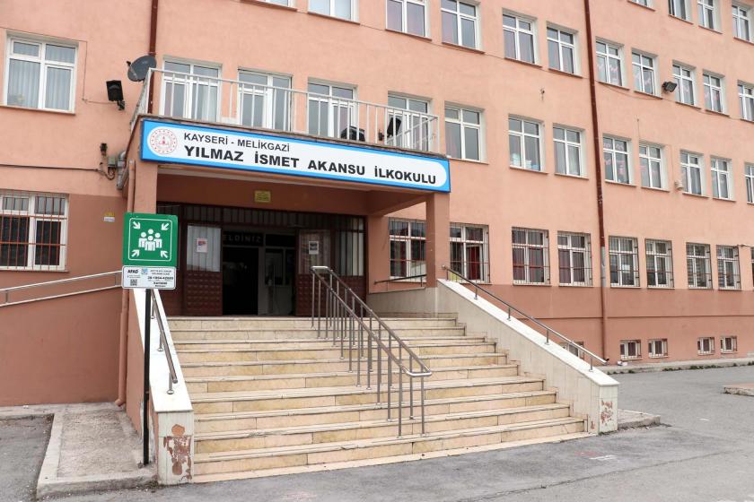 Yılmaz İsmet Akansu İlkokulu girişi