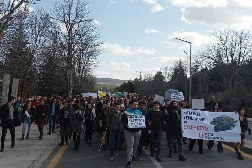 Yemekhane eylemindeki ODTÜ öğrencileri