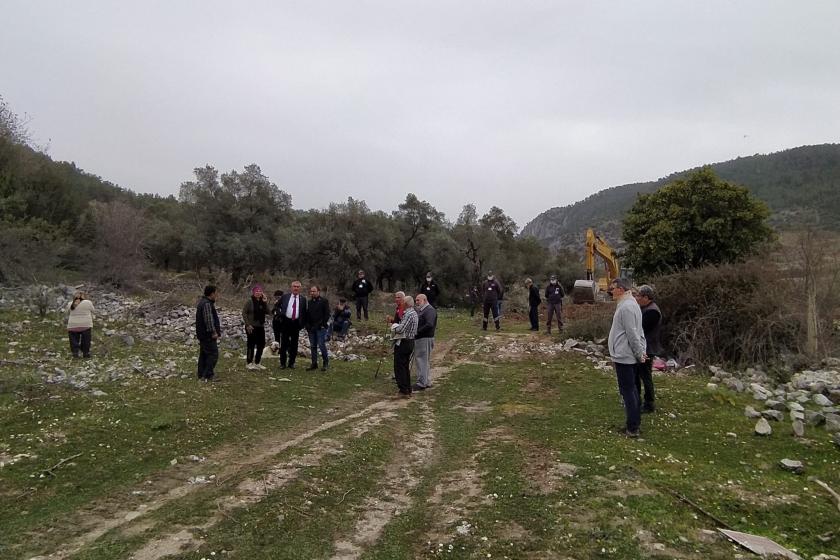 İkizköy'de zeytin ağaçlarının sökülmesine engel olmaya çalışan köylüler.