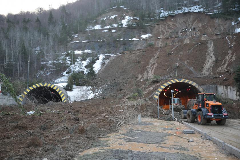 Bolu Tüneli'nde yapılan yol açma çalışması