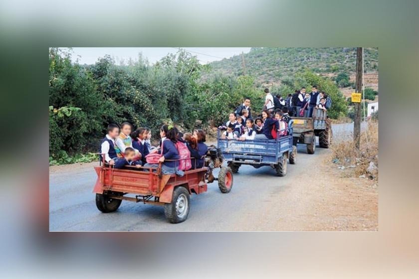 Traktör kasalarında okula götürülen öğrenciler