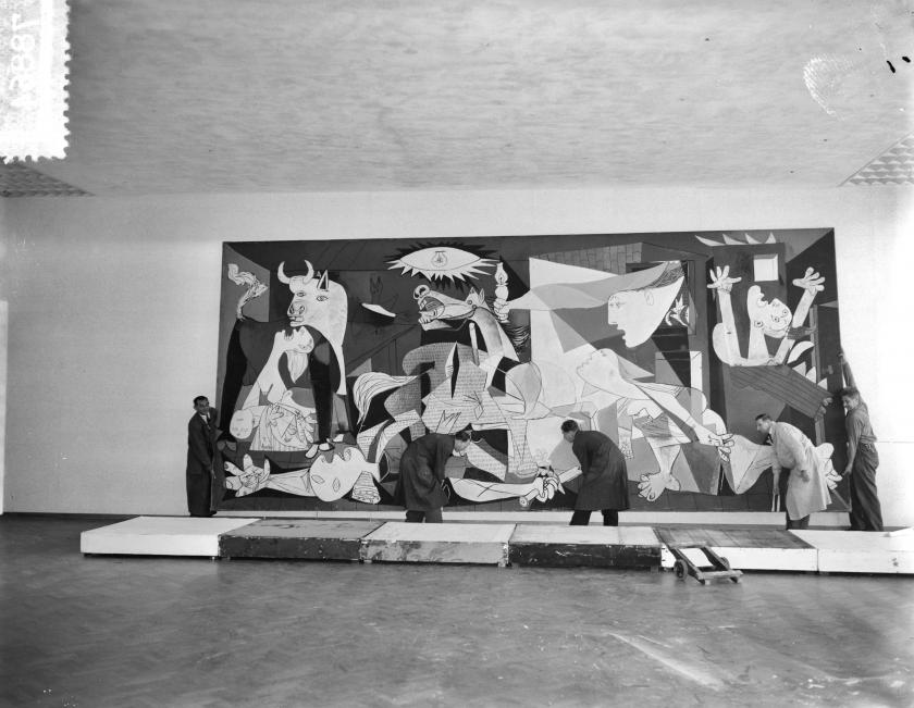 Picasso’nun Guernica tablosu Amsterdam’da Belediye Müzesine yerleştirilirken.