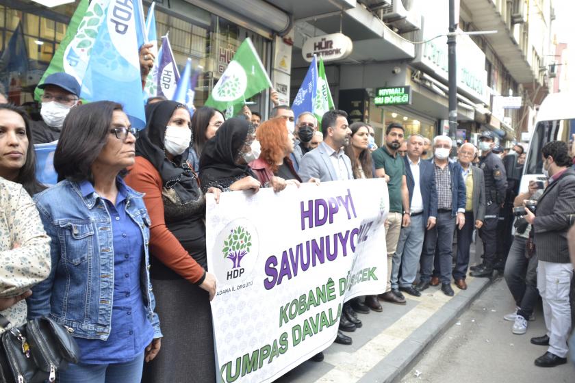 Operasyonu protesto edenler pankartlarıyla açıklamada