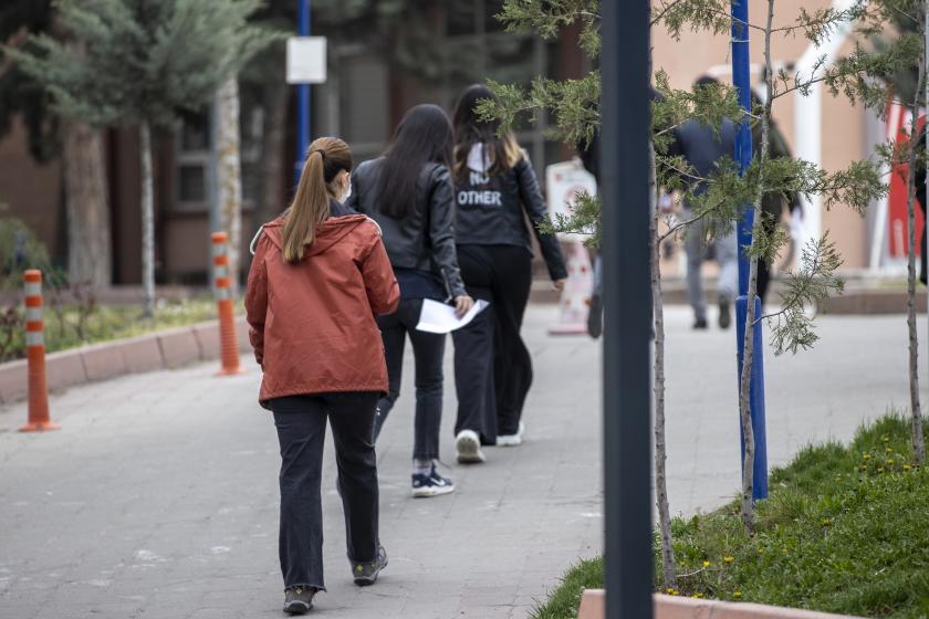 Ankara'da ALES'e girmek için sınav yerlerine gelen adaylar.