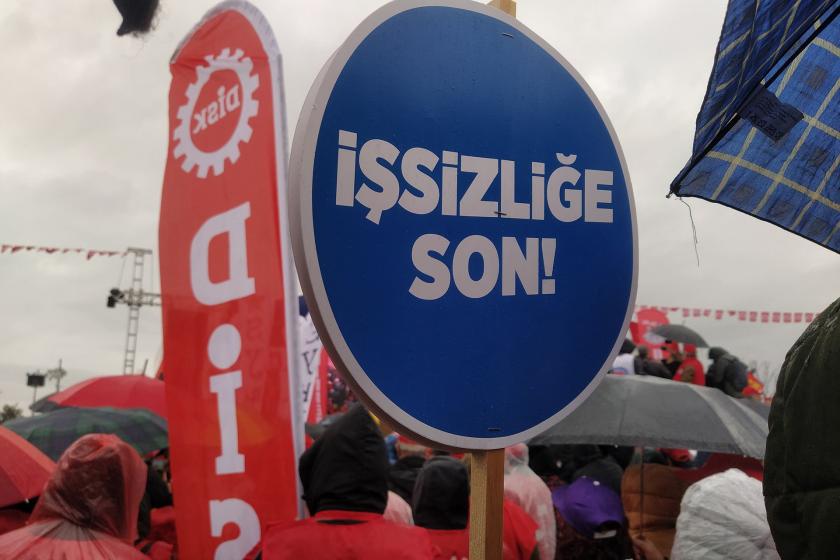 Miting alanında 'işsizliğe son' yazısı