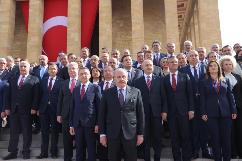 Anıtkabir önünde 23 Nisan törenine katılan heyet