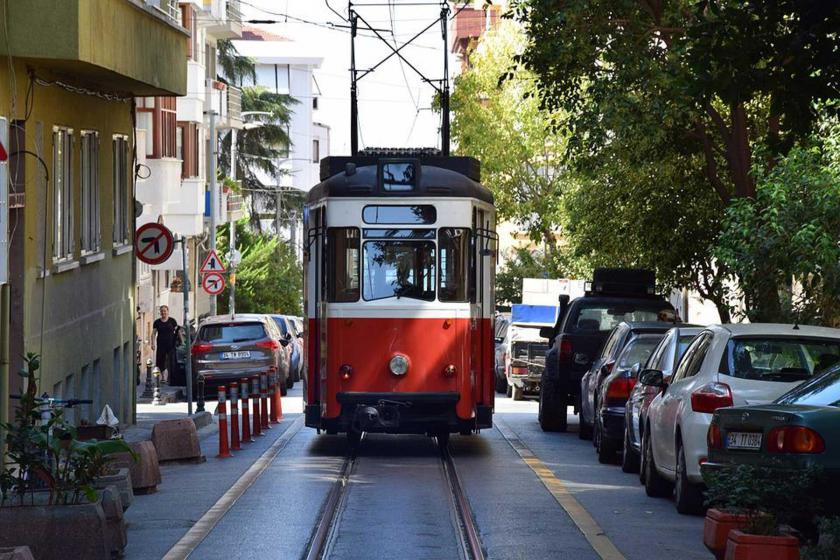 Kadıköy'de tramvay geçen bir sokağın görüntüsü.