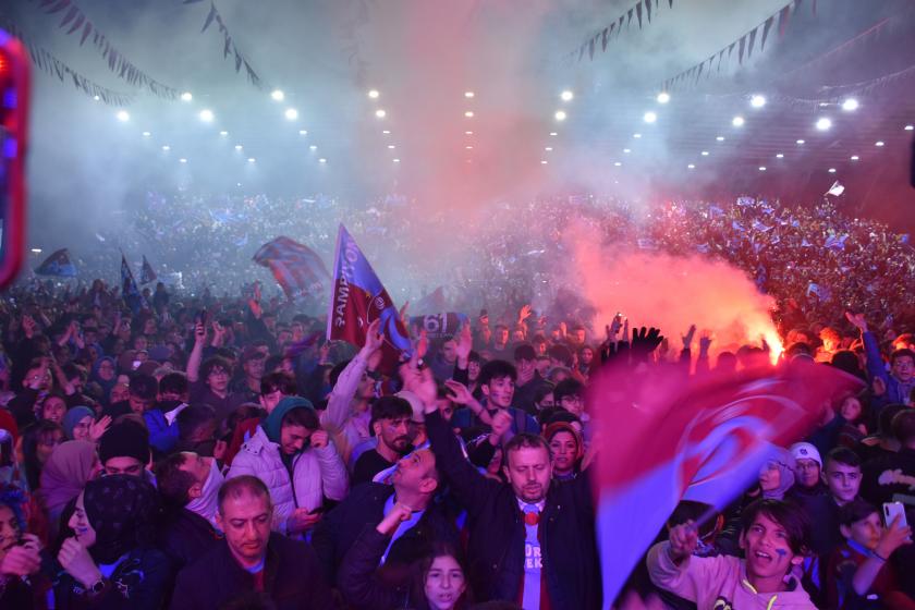 Trabzonspor şampiyonluğunu kutlayan taraftarlar.