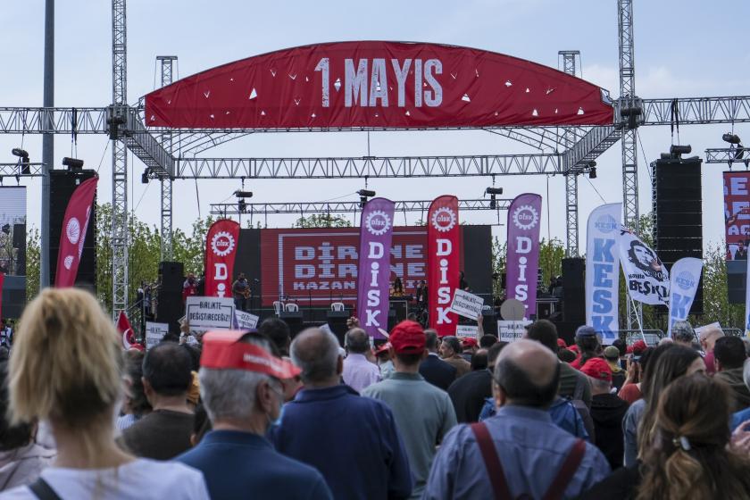 1 Mayıs Miting alanında bulunan bir sahne görüntüsü. 