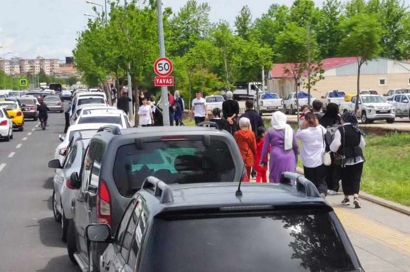 Diyarbakır'da otobüs bulamadıkları için yürümek zorunda kalan yurttaşlar