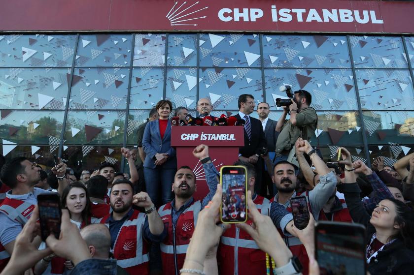 Kemal Kılıçdaroğlu, Ekrem İmamoğlu ve Canan Kaftancıoğlu, CHP İstanbul İl Başkanlığı önünde 