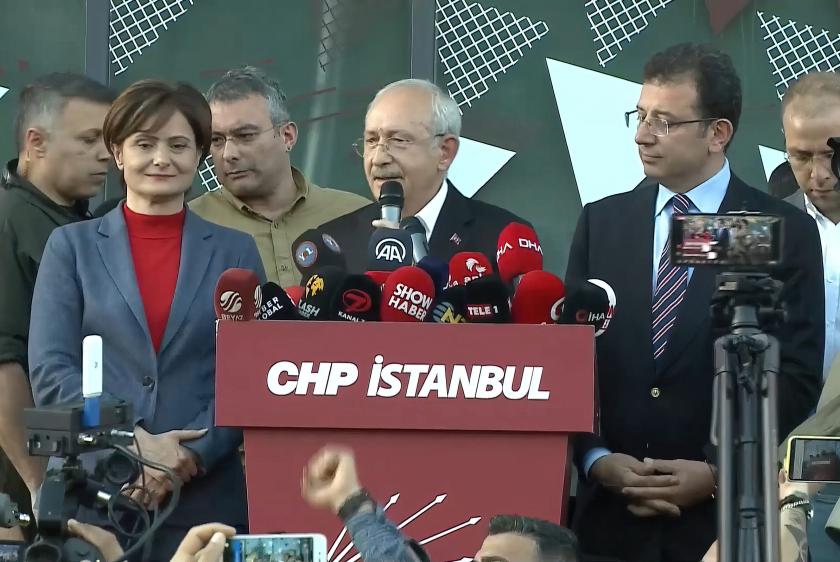 Yargıtay'ın Canan Kaftancıoğllu'nun cezalarını onaylamasının ardından Kemal Kılıçdaroğlu, CHP İstanbul İl Örgütü önünde açıklama yapıyor