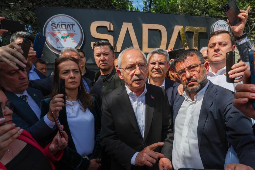 Kemal Kılıçdaroğlu, SADAT önünde açıklama yaparken