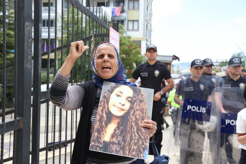 Annesi Gülistan Doku'nun fotoğrafıyla ile Valilik önünde