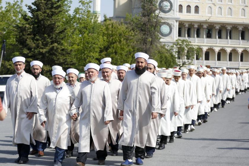 Cübbeli ve sarıklı yüzlerce kişi 