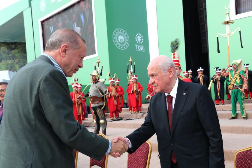 Tayyip Erdoğan ve Devlet Bahçeli el sıkışırken