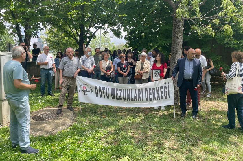 ODTÜ Mezunları Derneği pankartı ve arkasında toplanan insanlar