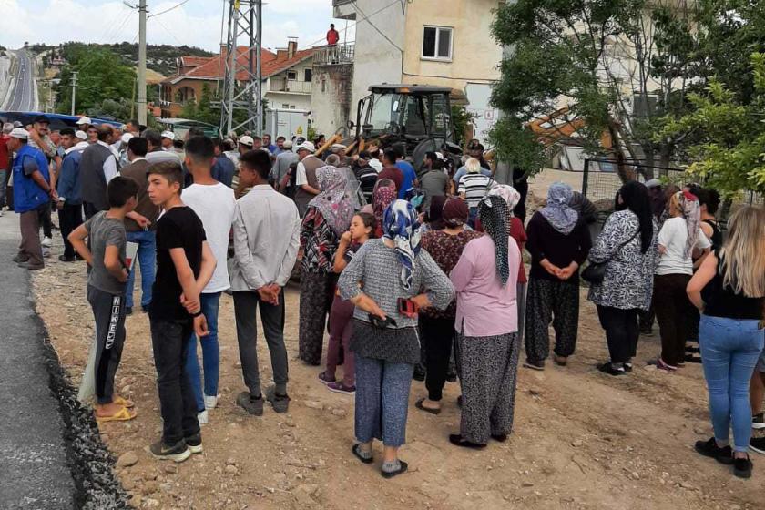 İnay köylüleri yol kapattı