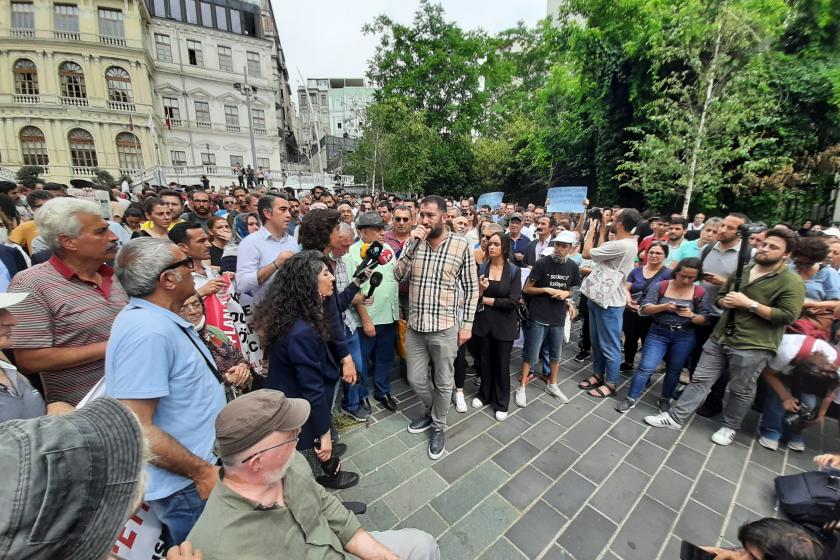 Fetihtepe Mahallesi halkı belediye önünde açıklama yaptı