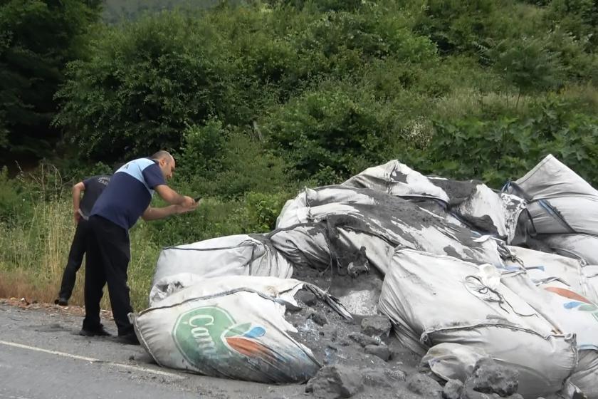 Yol kenarına bırakılan şüpheli çuvallar