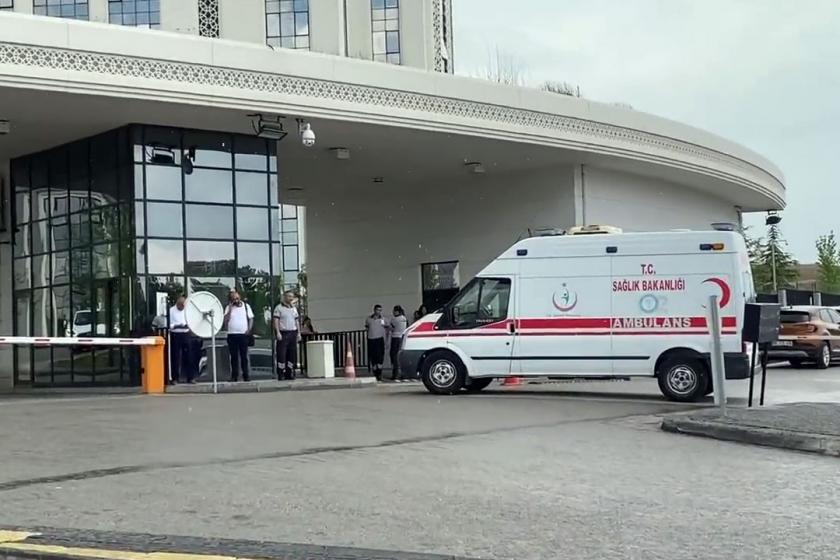 Bakanlık önünde ambulans