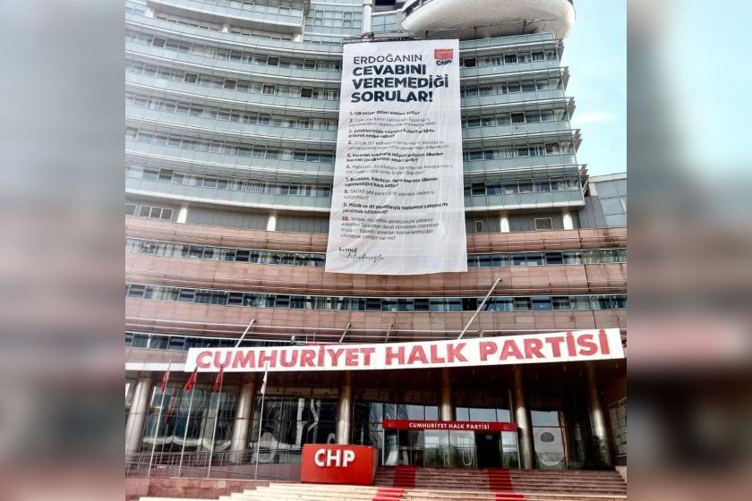 CHP Genel Merkez binasına asılan pankart