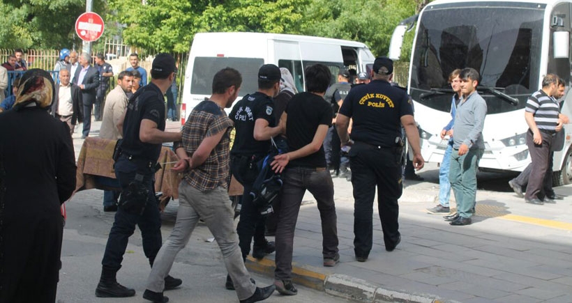 Davutoğlu'yu protesto eden halka polis saldırdı