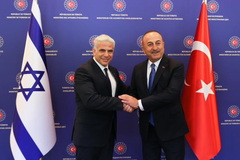 Yair Lapid (solda), Mevlüt Çavuşoğlu (sağda)