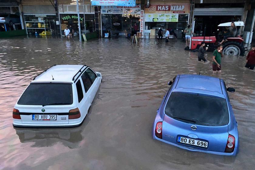 Osmaniye'de araçlar, dükkanlar su altında, yurttaşlar bellerine kadar suda.