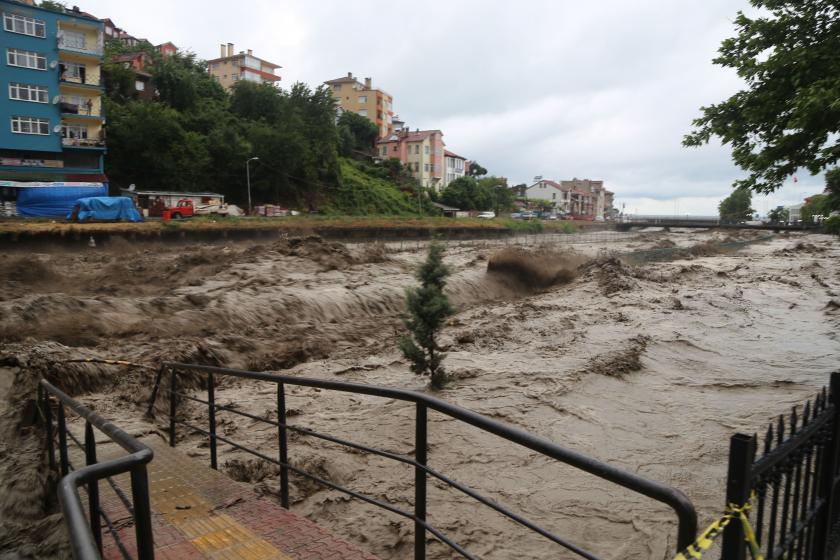 Kastamonu, Bartın ve Zonguldak'ta dereler taştı, köprüler yıkıldı; "üst katlara çıkın" uyarısı yapıldı