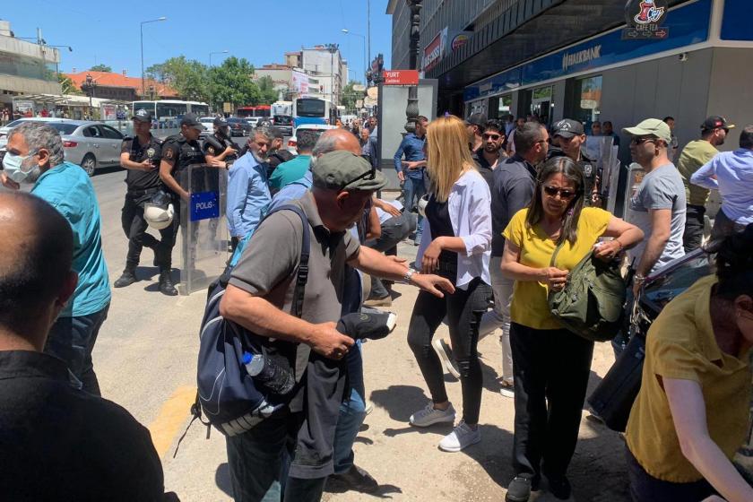 Ankara'da gazetecilerin açıklamasına polis müdahalesi