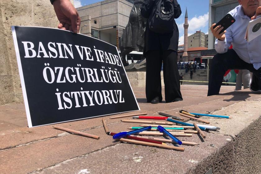 'Basın ve ifade özgürlüğü istiyoruz' dövizi