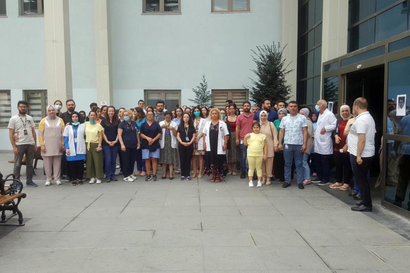 İstanbul Gaziosmanpaşa Eğitim ve Araştırma Hastanesinde sağlık emekçilerinin yaptığı toplantıdan bir fotoğraf.