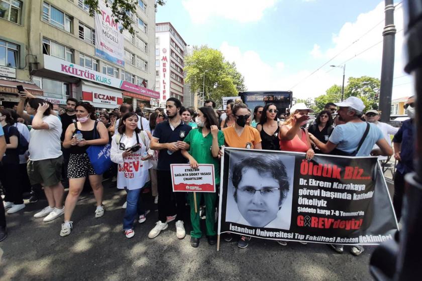 Dr. Ekrem Karakaya’nın öldürülmesini protesto eden sağlık emekçileri 