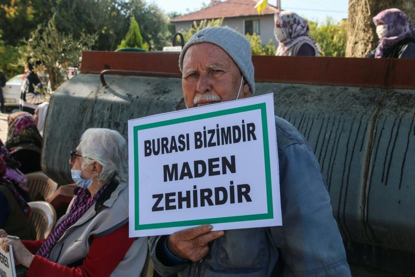 Madene karşı dövizler taşıyan köylüler