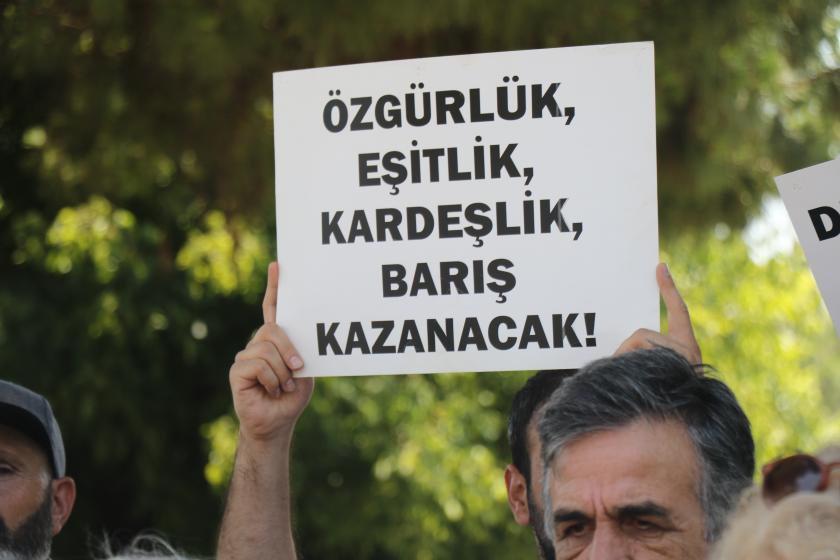 Özgürlük eşitlik kardeşlik barış kazanacak yazılı döviz