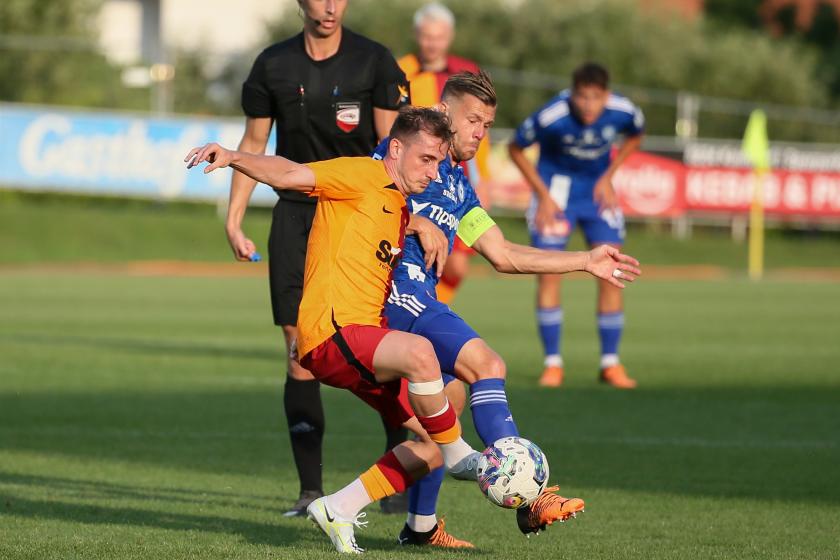 Galatasaray Futbol Takım, Avusturya kampındaki üçüncü hazırlık maçında Sigma Olomouc ile Profertil Arena Hartberg'de karşı karşıya geldi. Bir pozisyonda Galatasaray'dan Kerem Aktürkoğlu (solda) rakibiyle mücadele etti.