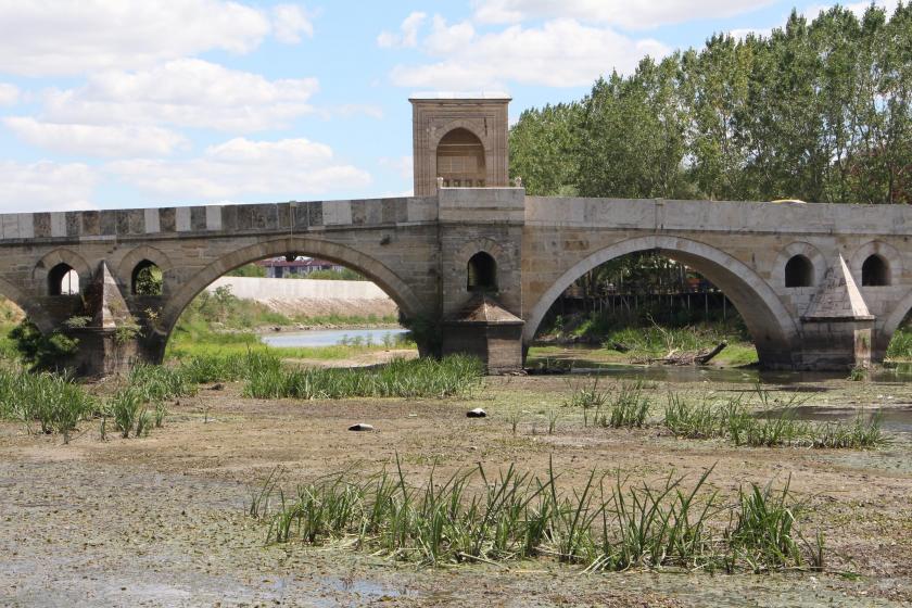 kuruyan Tuna Nehri, nehir üstünden geçen kemer, kurumuş toprak, yeşil otlar