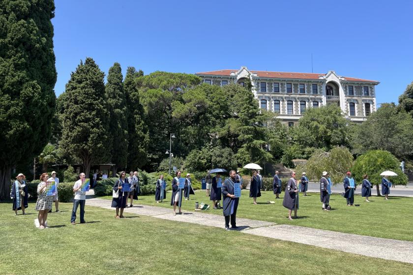 Boğaziçi Üniversitesi akademisyenleri rektörlüğe sırtını çevirdi