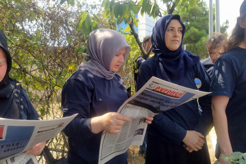 ETF Tekstil işçileri Evrensel gazetesi okurken.