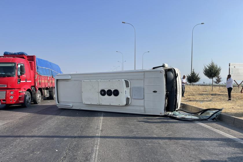 Maraş'ta işçi servisi devrildi, 4 kişi yaralandı