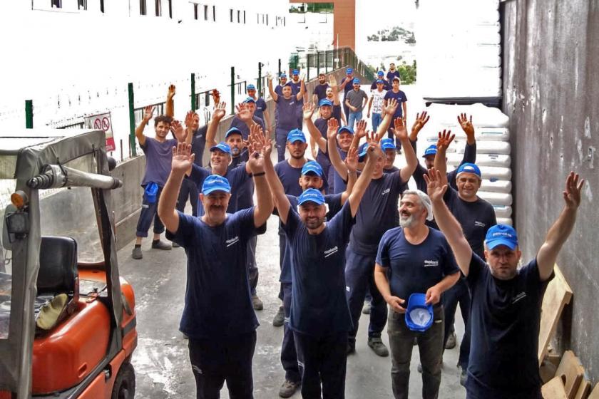 As Plastik işçileri fabrika içerisinde eylemde iken