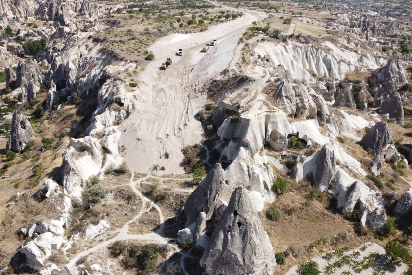 peri bacalarının bulunduğu alanda yapılan yol çalışması