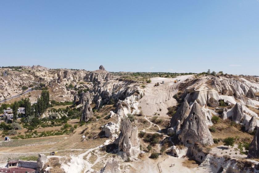 Kapadokya'da peribacalarına yapılan yol