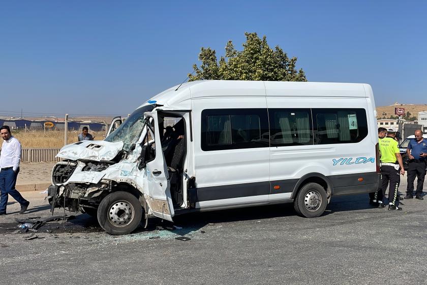 Antep'te tırla çarpışan işçi servisindeki 6 kişi yaralandı