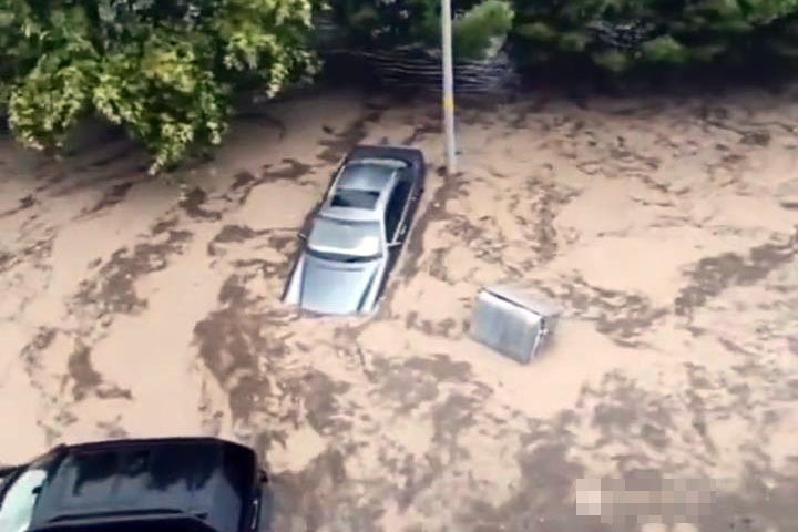 Bursa'da sağanak; dere taştı, araçlar sular içinde kaldı: 3 kişi kurtarıldı